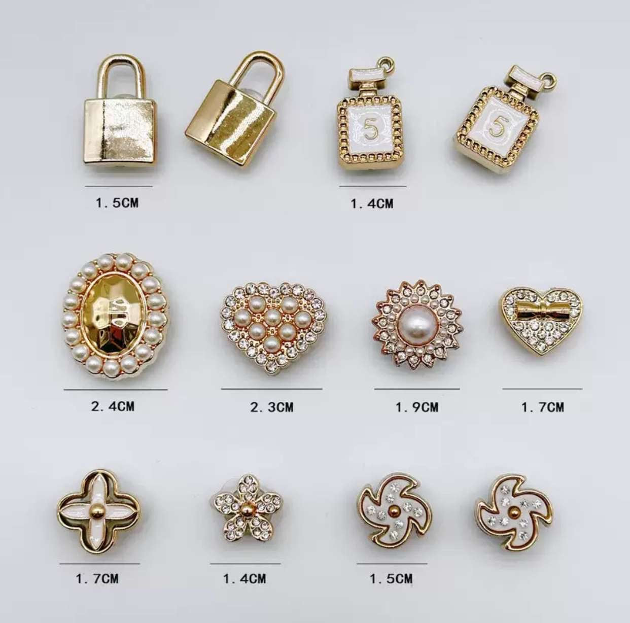 Lot de pins style bijoux sac et parfum dorée et argenté